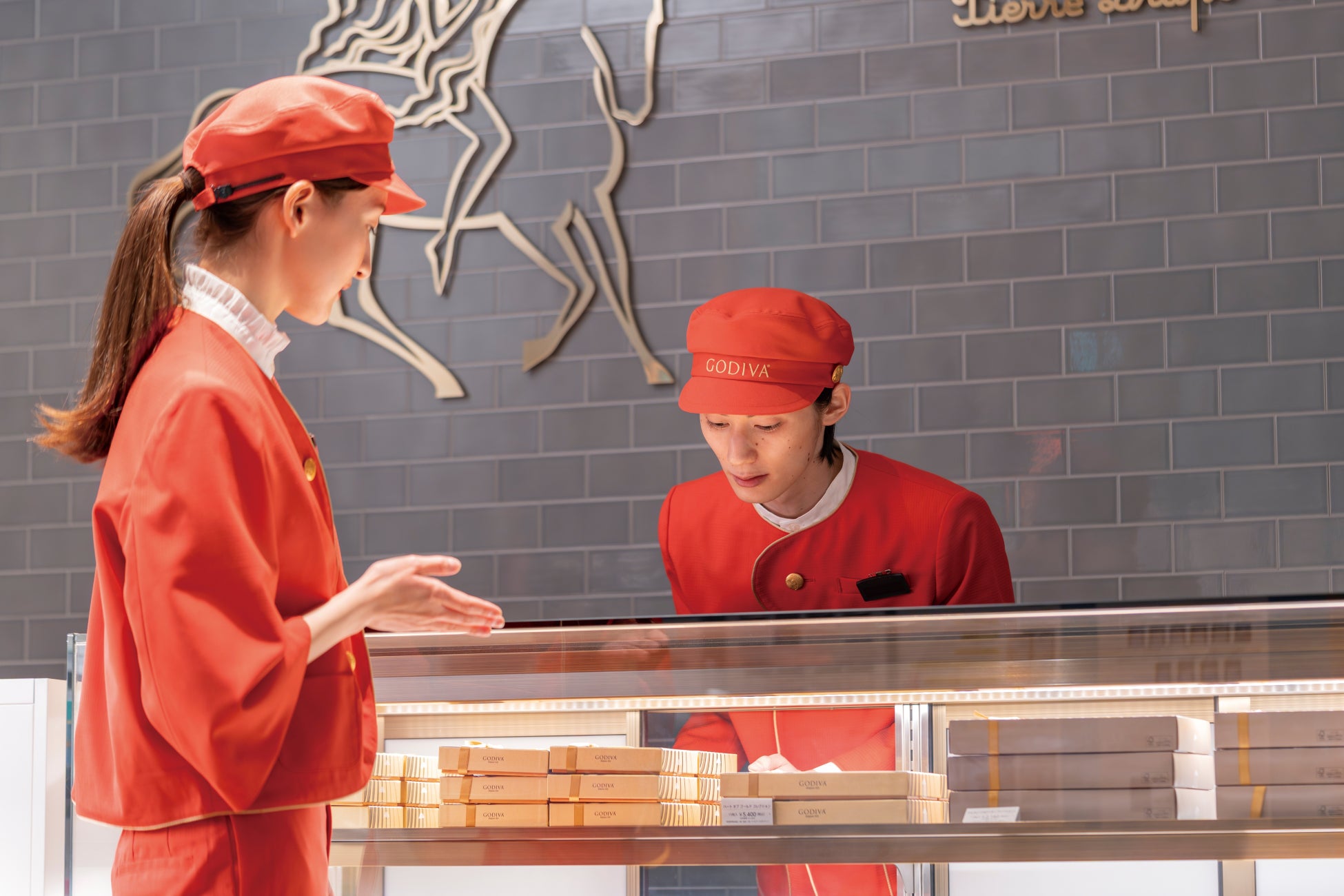 ゴディバの創業100周年の節目に、感謝を込めて　ユニフォームを12年ぶりに全面リニューアル