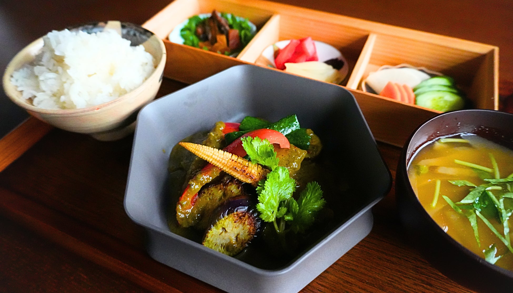 【創業230年の革新】漬物老舗「河村屋」が、「薬膳グリーンカレー」を提供開始。漬物職人の発酵技術と和出汁が織りなす、現代社会人の心身を整える新感覚の“整う”一皿。