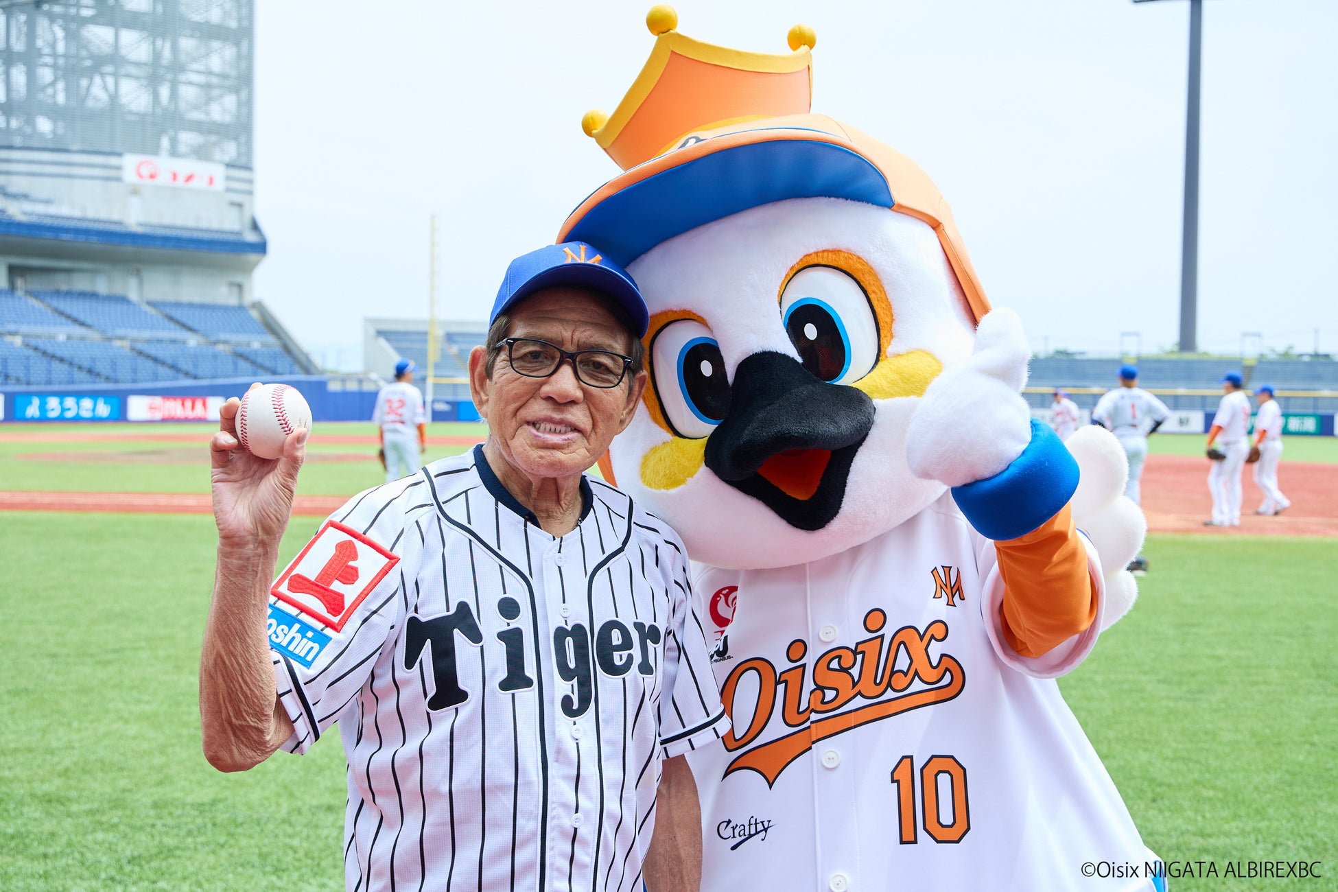 角上魚類の「勝負メシ」で応援！4/29(水・祝)オイシックス新潟アルビレックスBC vs阪神タイガース戦「角上魚類サンクスデー」を開催。名物『番屋汁』や大ヒット『四色丼』の海鮮強力打線でチームを後押し