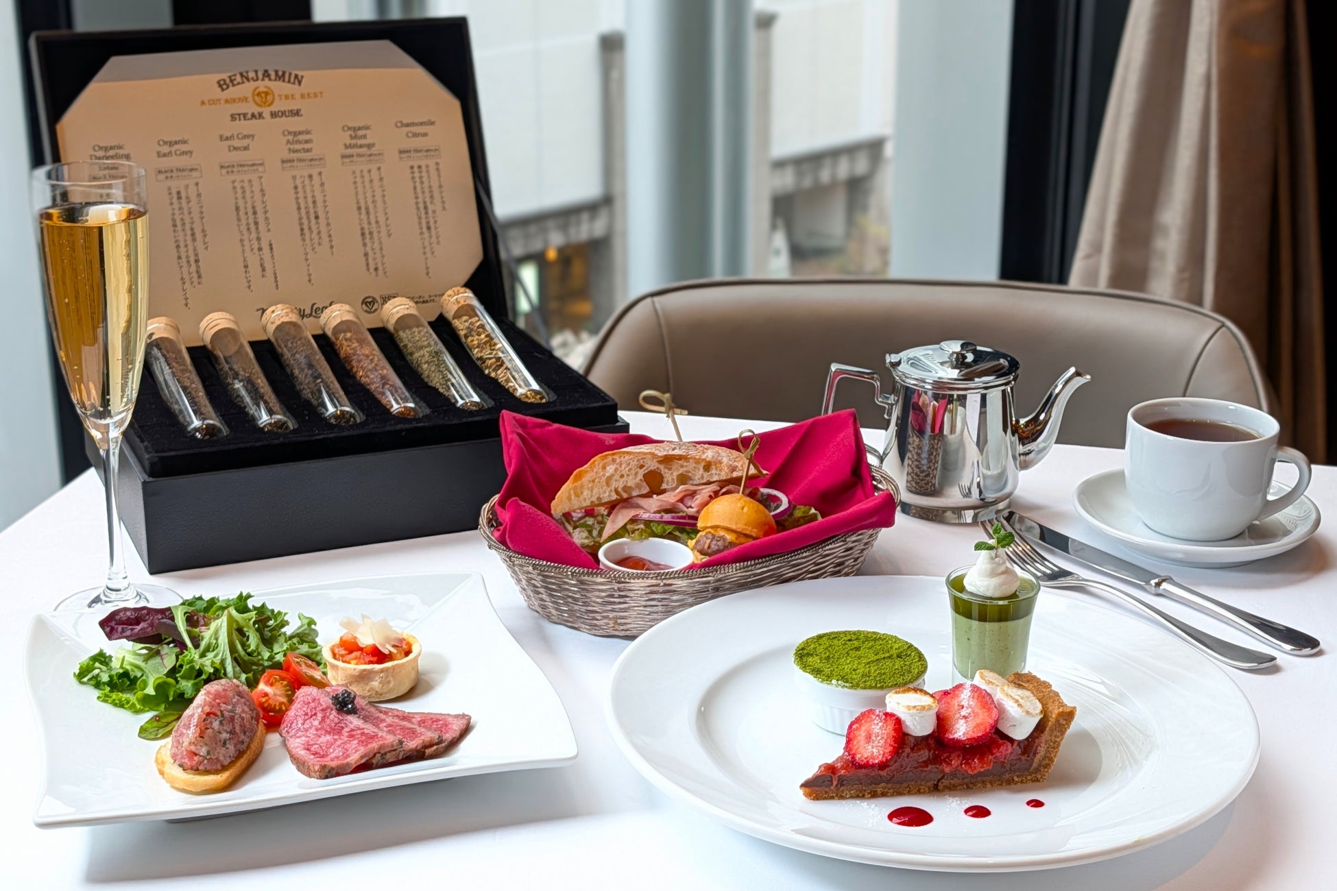 NYの名門ステーキハウス「ベンジャミンステーキハウス」大阪店、新緑の季節を愉しむ「抹茶カクテル付き アフタヌーンティー」が登場