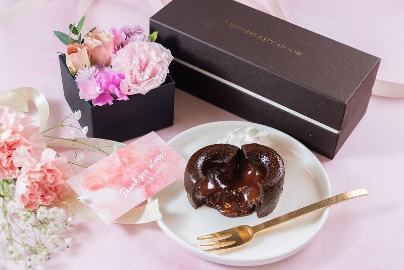 母の日に“特別なひととき”を贈る、HUGEst.の限定ギフトが今年も登場！「選べるフラワーボックスとフォンダンショコラ3個セット」を4月10日より数量限定・期間限定で販売。