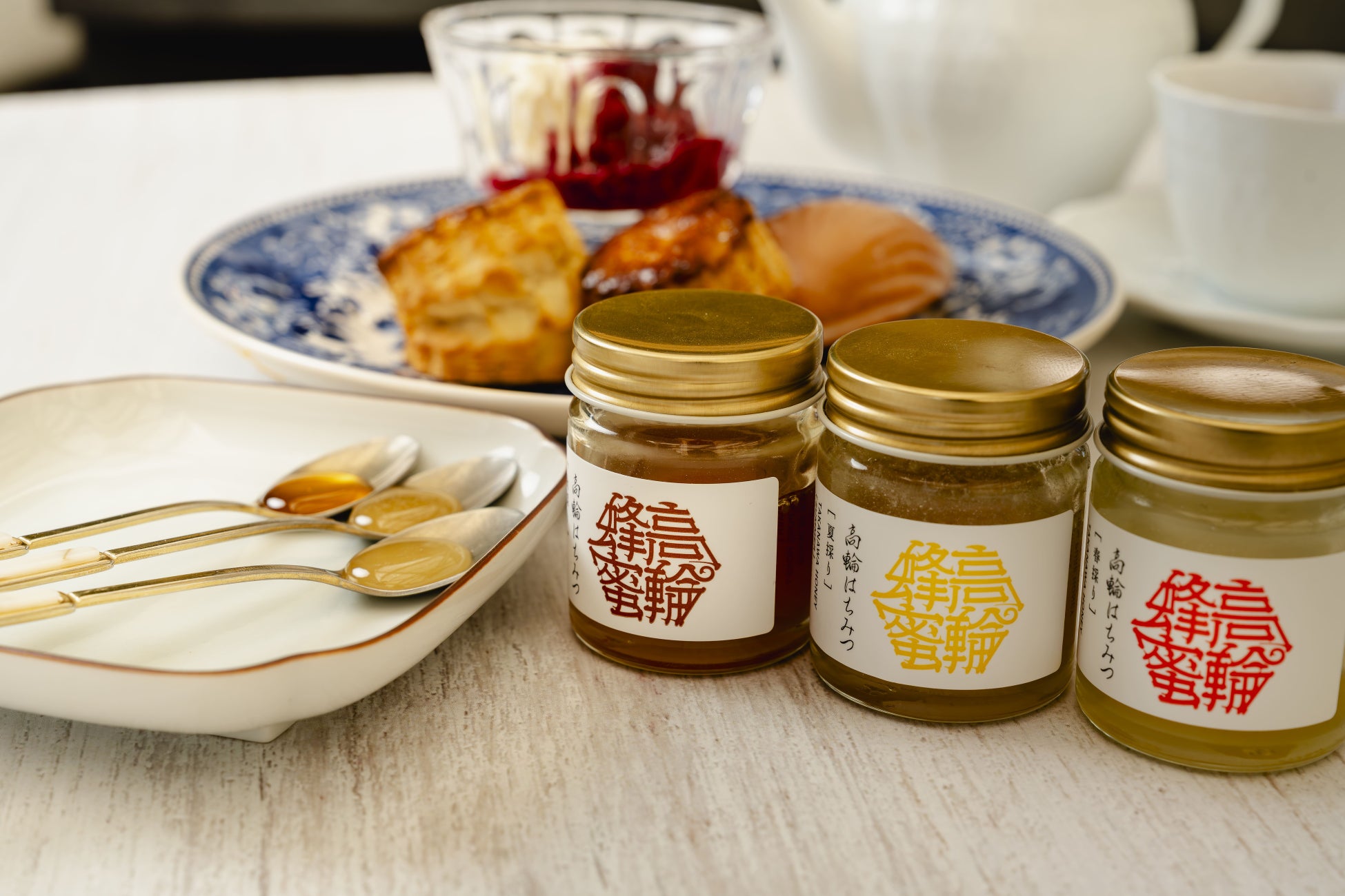 高輪ゲートウェイ駅「MAISON CLASSIC SALON」「MAISON CLASSIC CAFE」にて、高輪ゲートウェイ駅開業1周年を記念し「高輪はちみつ」を使用した特別メニューが4月末まで登場