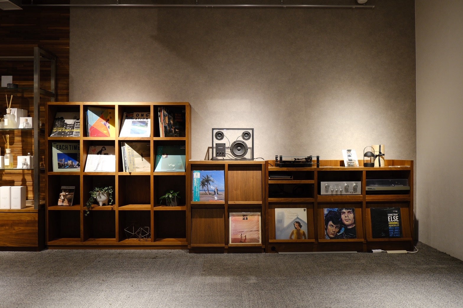 インテリアショップが、「生活体験を提供」家具×カフェ×レコードが交差する空間へ