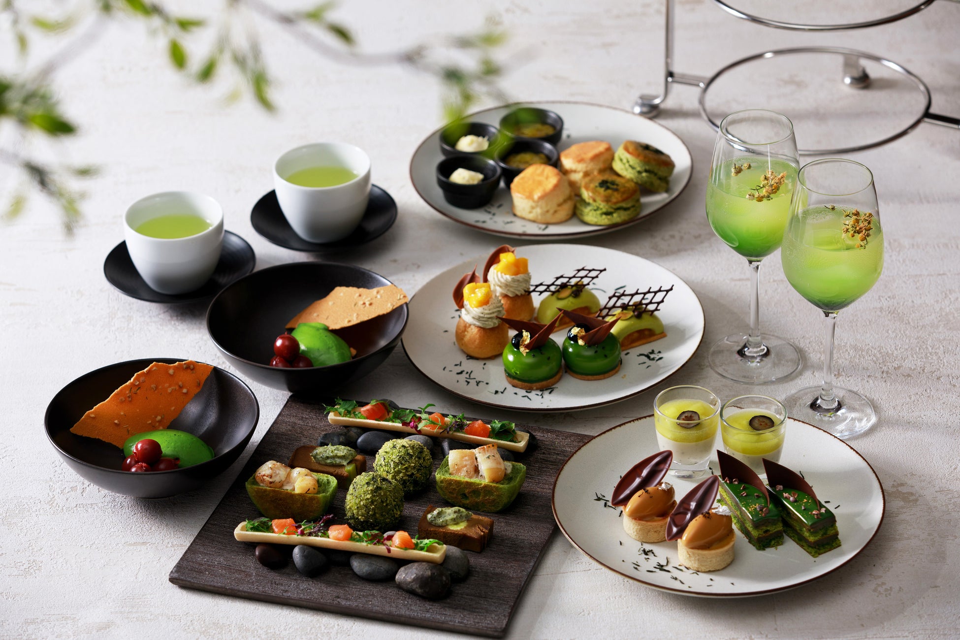 「カレーでニクる。」＜牛肉＞＜豚肉＞発売後約1年で累計販売個数100万個突破！ハウス食品レトルトカレー史上最大の肉量！20代若手メンバー中心に開発した、肉のおいしさを徹底追求した“肉推し”カレー