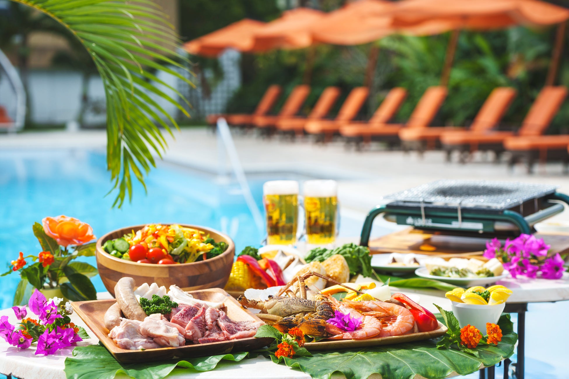 首里の丘を吹き抜ける風と、緑に囲まれたガーデンプールで味わう夏季限定「プールサイドディナーバーベキュー」4月24日より開催