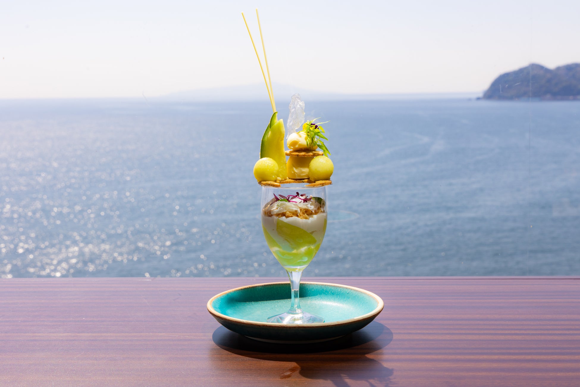 ホテルニューアカオ　海と空の絶景を背景に、旬のマスクメロンを楽しむご褒美パフェが新登場