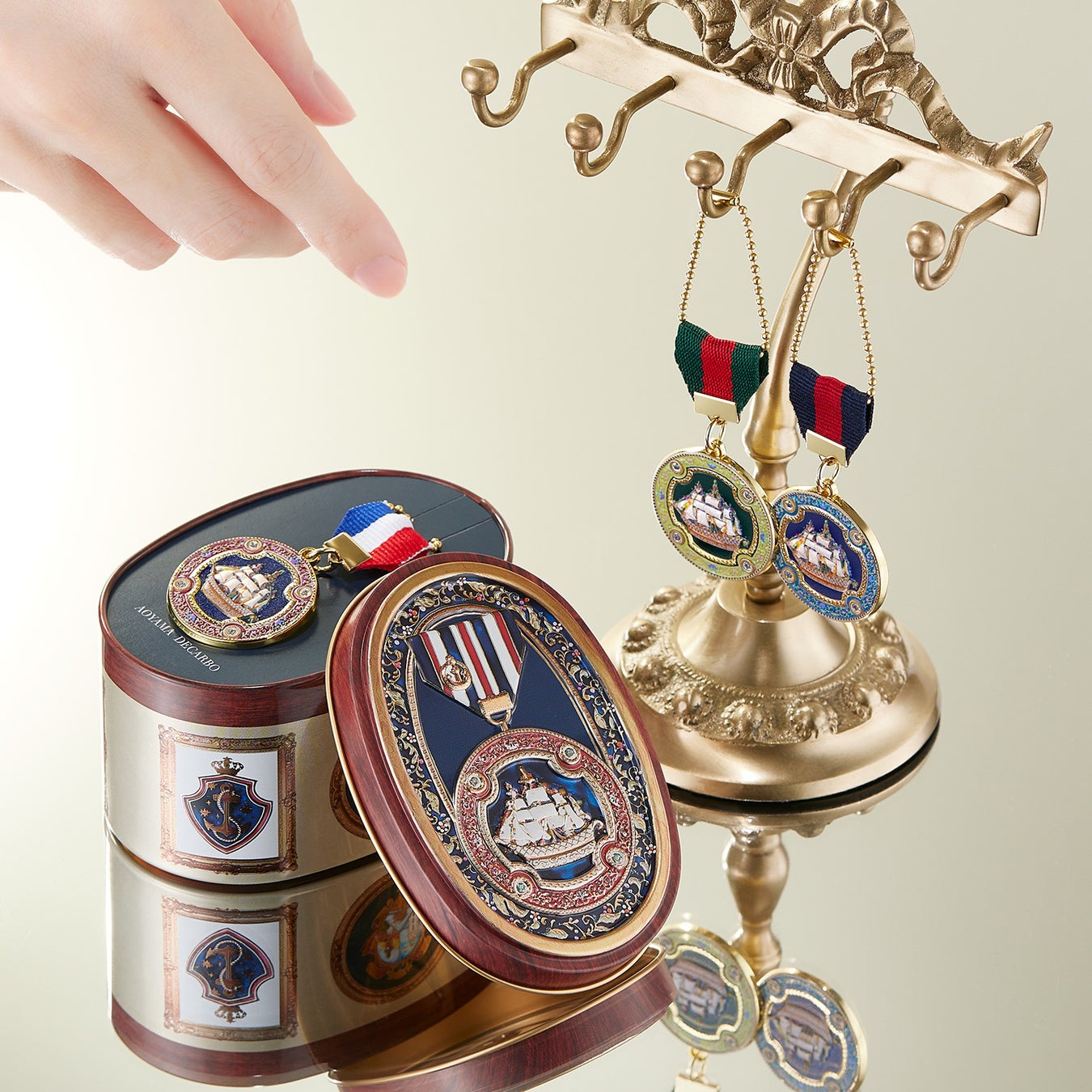 『横浜限定缶』第二弾が新登場。港の記憶を閉じ込めた“アンティークメダル缶”で、横浜の港町の物語を感じて。