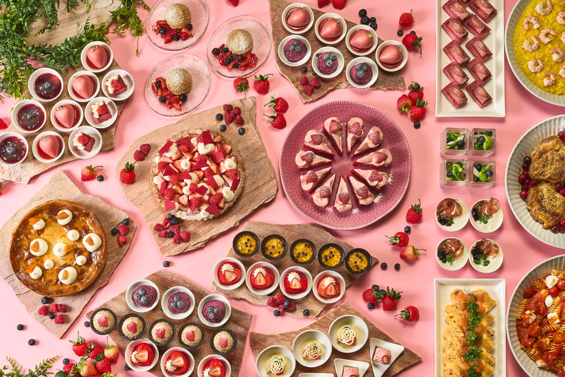 【ザ・リッツ・カールトン大阪】甘酸っぱいベリーの魅力を巡る華やかなアフタヌーンブッフェと日本茶の奥深い余韻に浸るアフタヌーンティーを開催