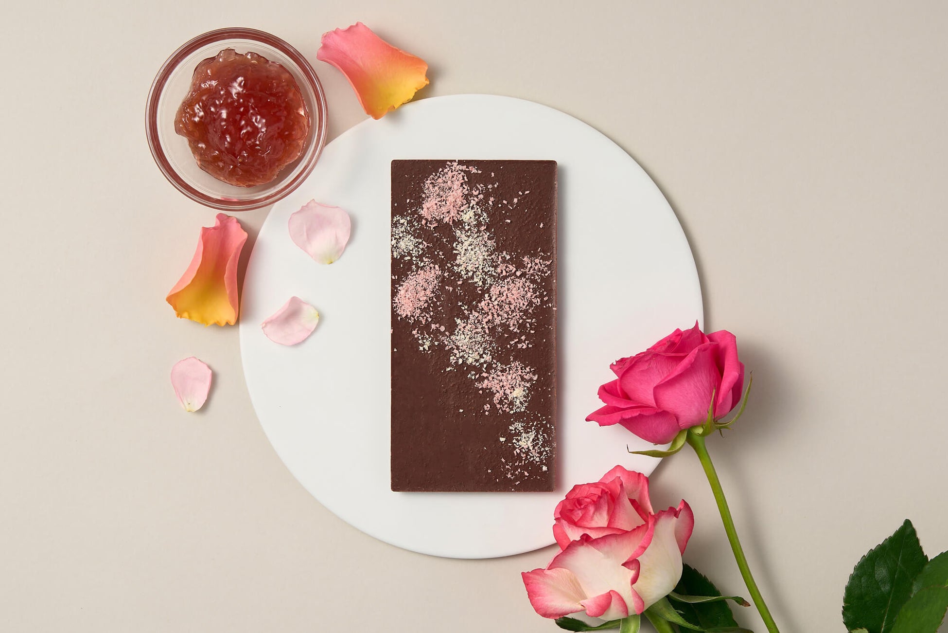 【母の日限定】食べる、花束。バラの香りとベリーの果実味を閉じ込めた、母の日に贈る「花束のようなチョコレート」が4月21日(火)より新発売。