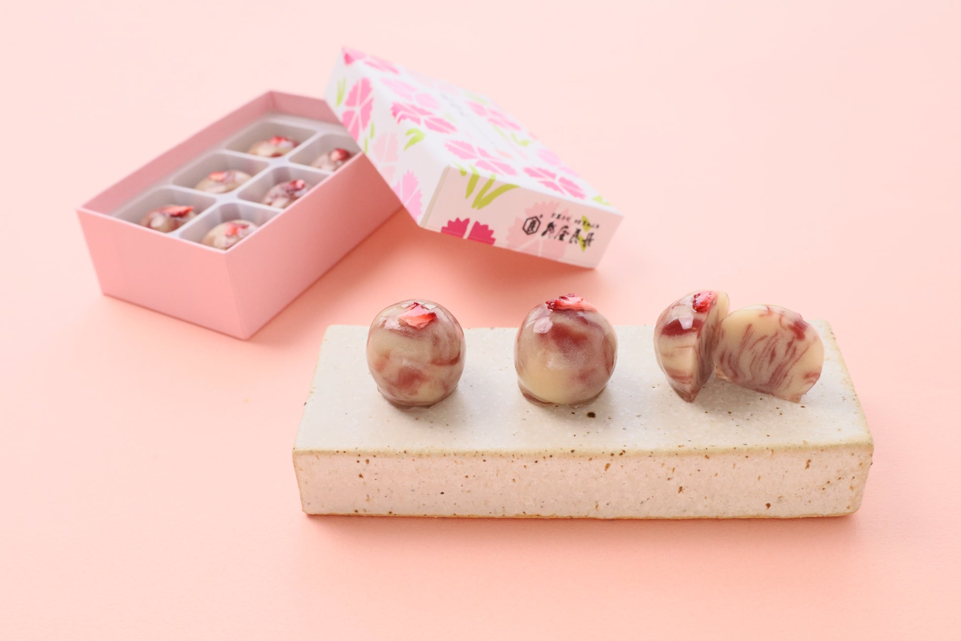 【母の日にとっておきの銘菓を】創業220年の亀屋良長が、甘酸っぱい「烏羽玉 いちごマーブル」など母の日にぴったりな新しい銘菓を発売。