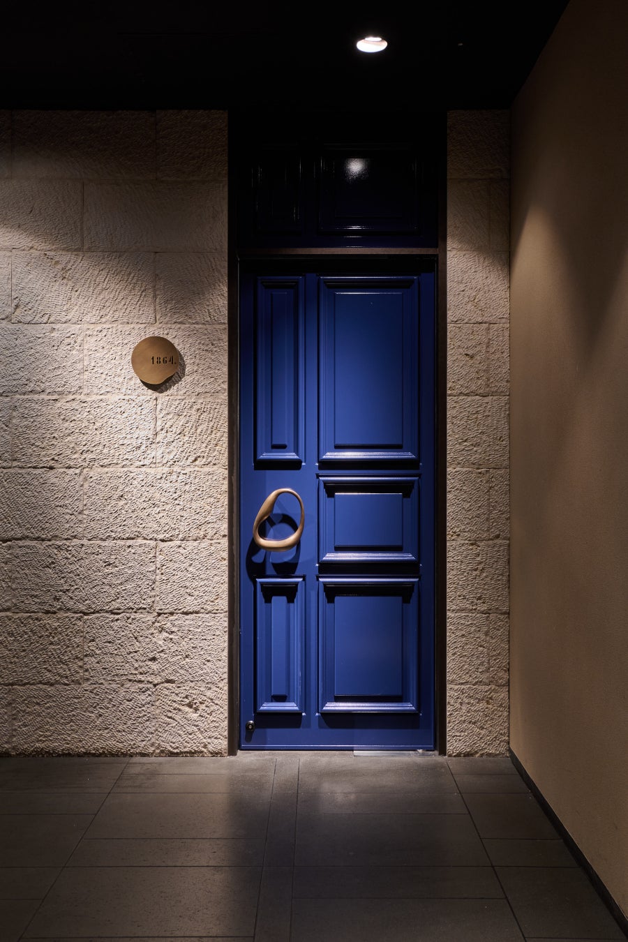 “魚介を愉しむモダンフレンチ” レストラン「1864.」が銀座にグランドオープン。三つ星「ロオジエ」で長年料理長を務めたシェフ・山下泉が、日本近海の恵みをフレンチの技法で繊細に仕立てたコースを提供。