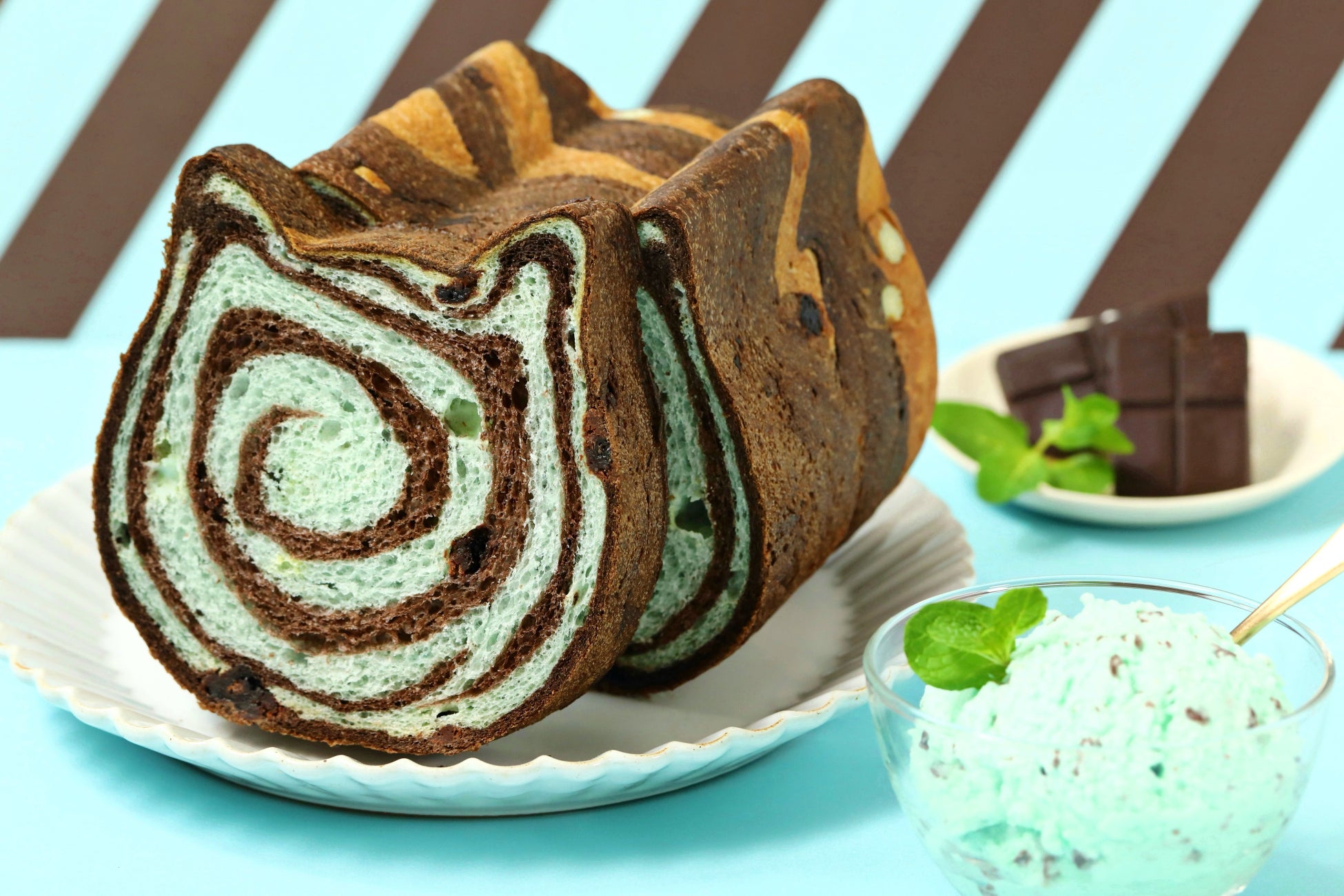 【チョコミント党必見】冷やしても美味しい！爽やかなミント風味＆ザクザク食感のチョコブラウニーを楽しめる『ねこねこ食パン チョコミント』をオンラインストア限定で発売！ビジュアルがぐるぐる模様になって登場