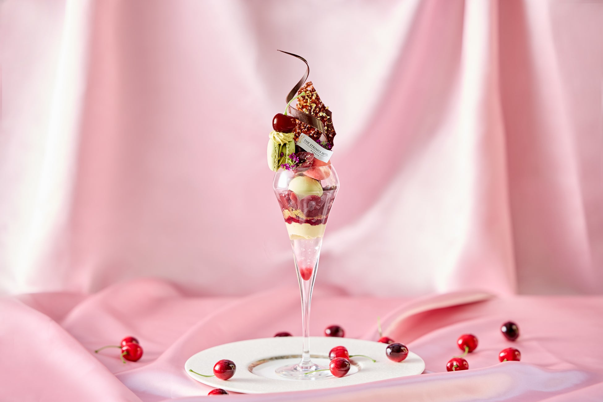 【名古屋】＜開業10周年＞宝石のように艶めくダークチェリーと“ナッツの女王” ピスタチオ。芳醇な香りと、気品あふれる見た目に心ときめく「大人のご褒美パフェ～ダークチェリー&ピスタチオ～」