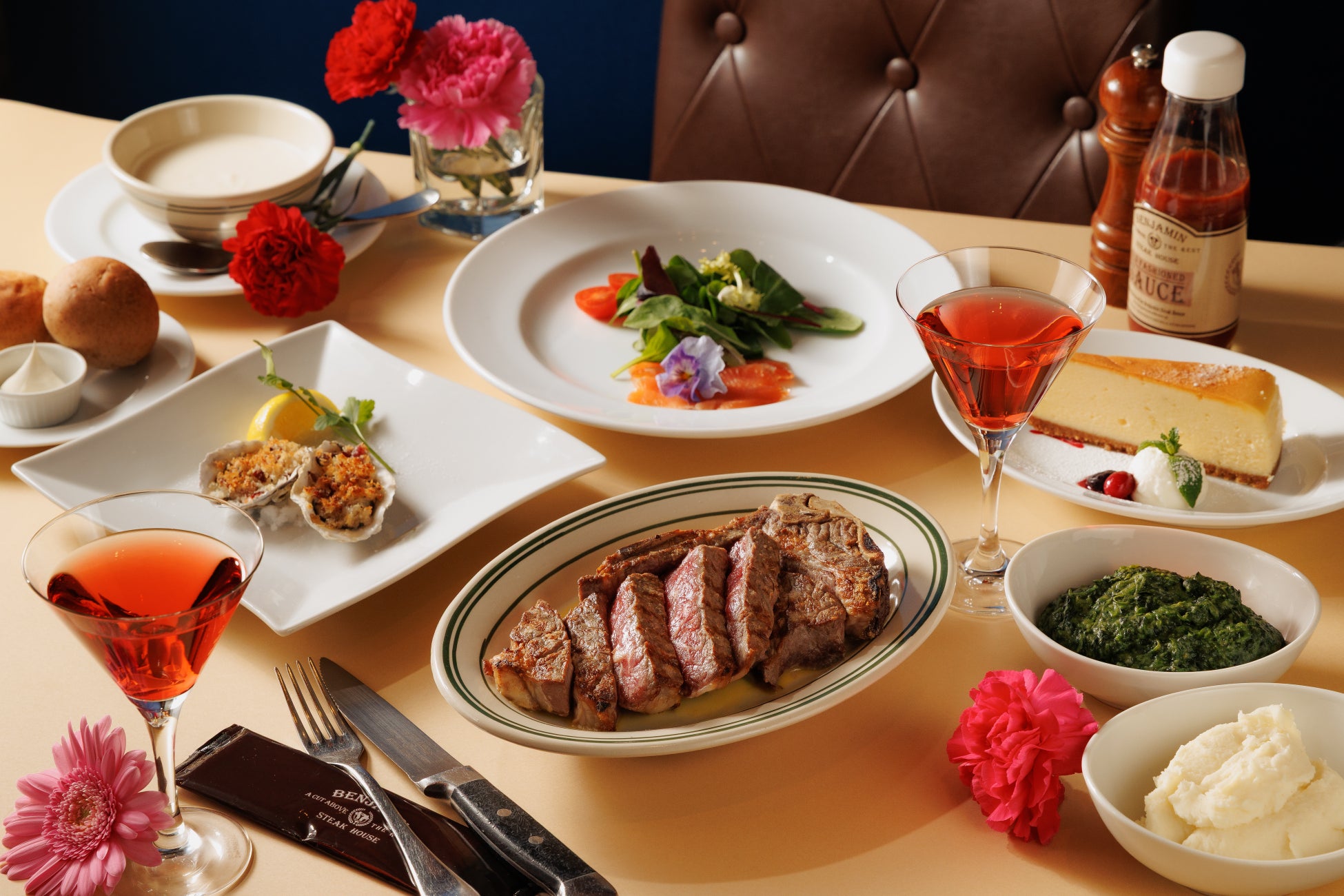 NYの名門ステーキハウス「ベンジャミン ステーキハウス」六本木店、感謝を伝える母の日を華やかに彩る2種の特別コースを提供開始