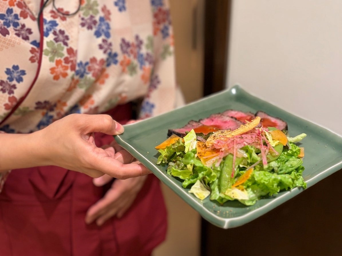 【毎月29日は肉の日】三田屋本店 大丸神戸店にて、ディナー限定「ローストビーフサラダ」への無料アップグレード企画を開催