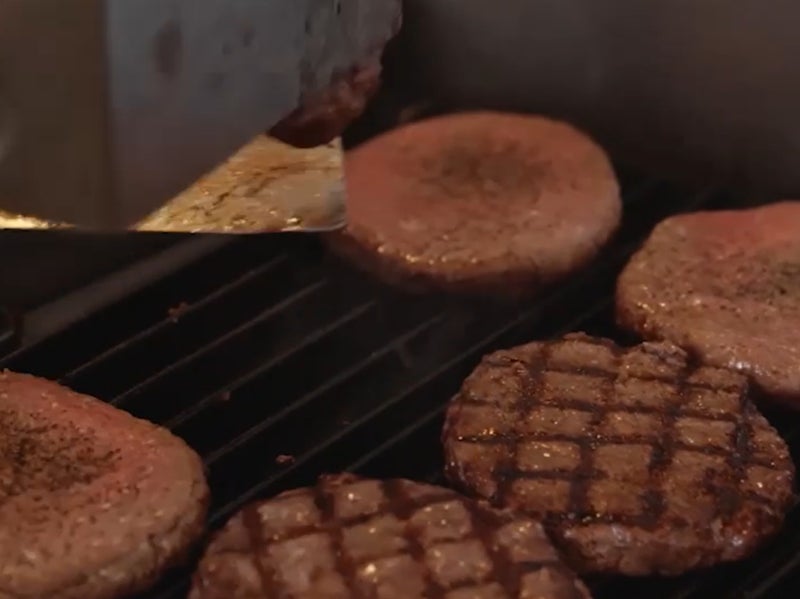 創業40周年のHomework’s、日本の伝統工芸「南部鉄器」で焼き上げる直火焼きハンバーガー「Nambu Tekki Charbroiled Burgers」提供開始