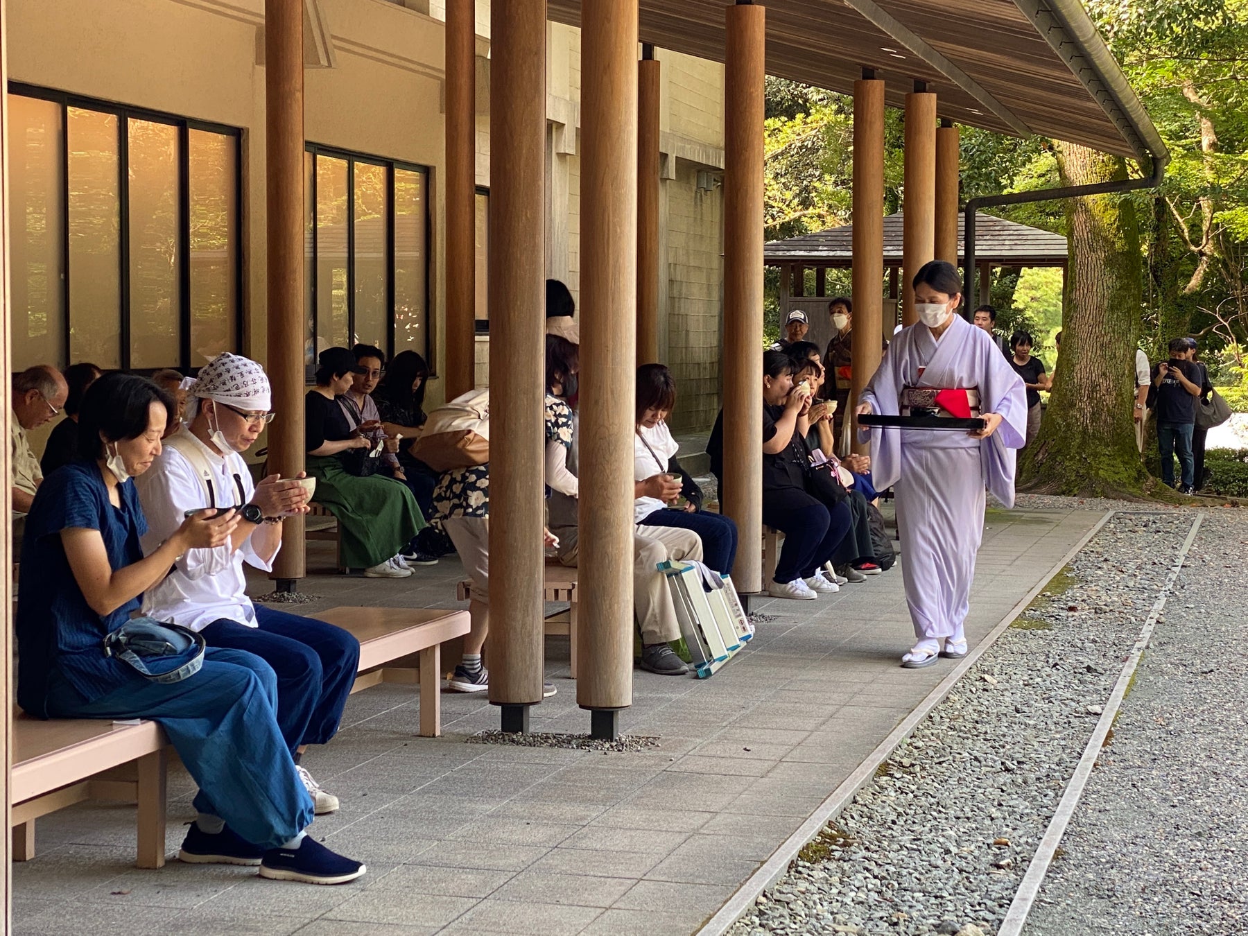 伊勢神宮へ抹茶の奉納を続けて80年。丸久小山園がゆかりの抹茶「千木の白」を参拝者へ無料呈茶