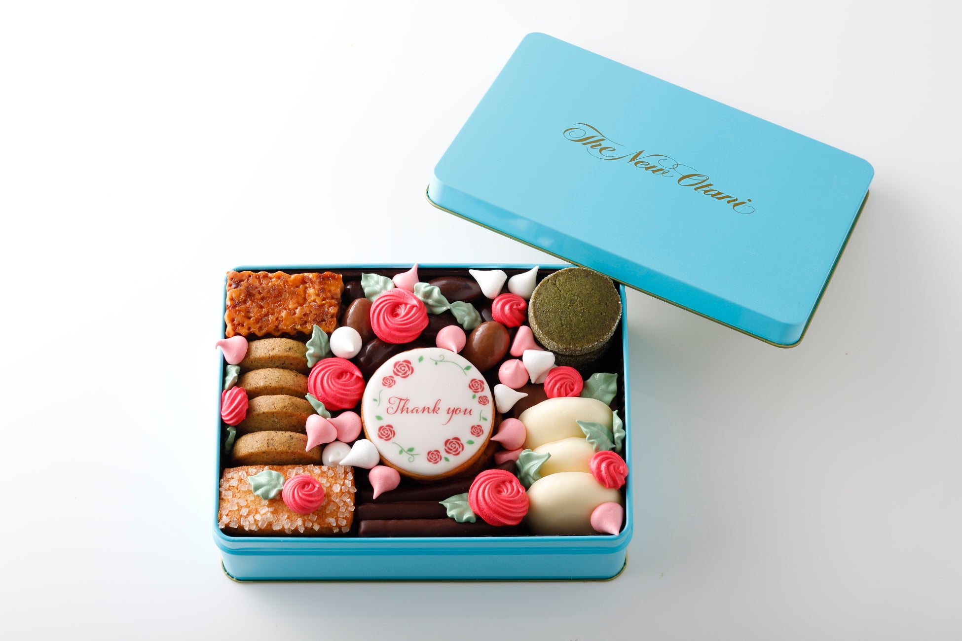 3万輪の赤薔薇をひと箱に。心華やぐ、母の日限定クッキー缶誕生！