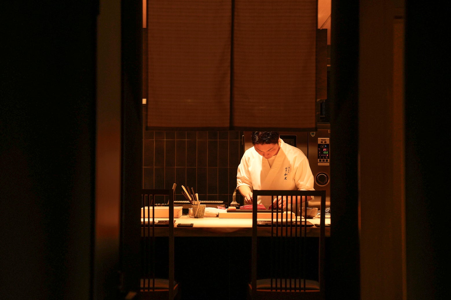 赤坂のミシュラン掲載店「あかさか割烹和史」が、次世代の美食“駝鳥（ダチョウ）”を主役にした新コースを5月より提供開始。和の伝統技法で昇華させた「究極のヘルシー割烹」への挑戦