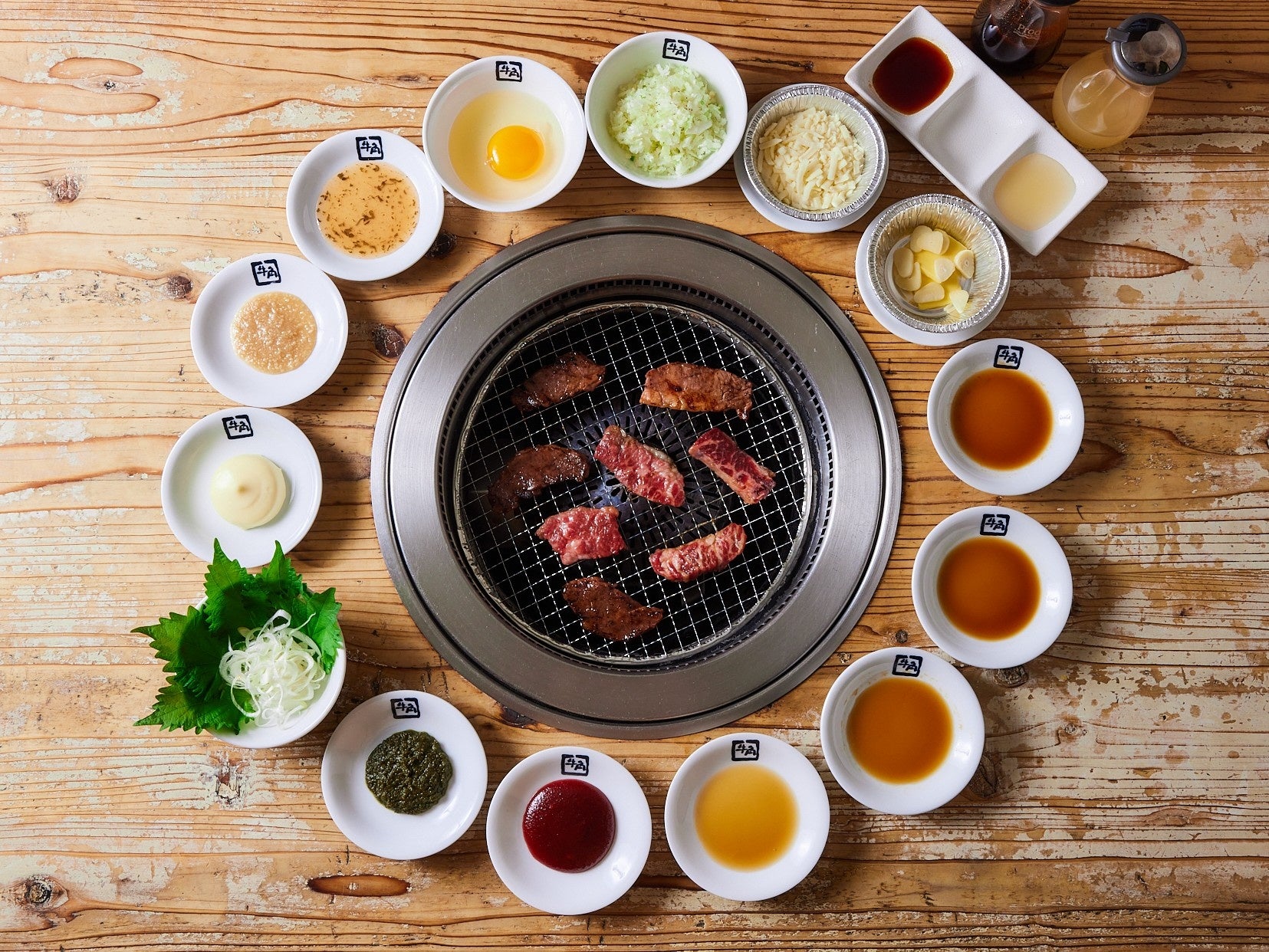 【牛角】2026春夏グランドメニューは色々アップデートします!！アレンジ無限大！トッピング＆タレを16種に拡充。人気すぎて販売休止の“たれ焼肉”が復活「ジャンダレ」カルビシリーズ登場