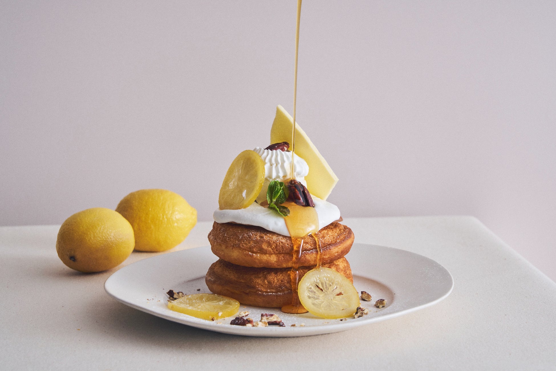 塩バニラクリーム×シュガーバター、ビブリオテークの5月限定パンケーキ登場！甘じょっぱさとシャリッと食感を楽しむ、初夏の新作。