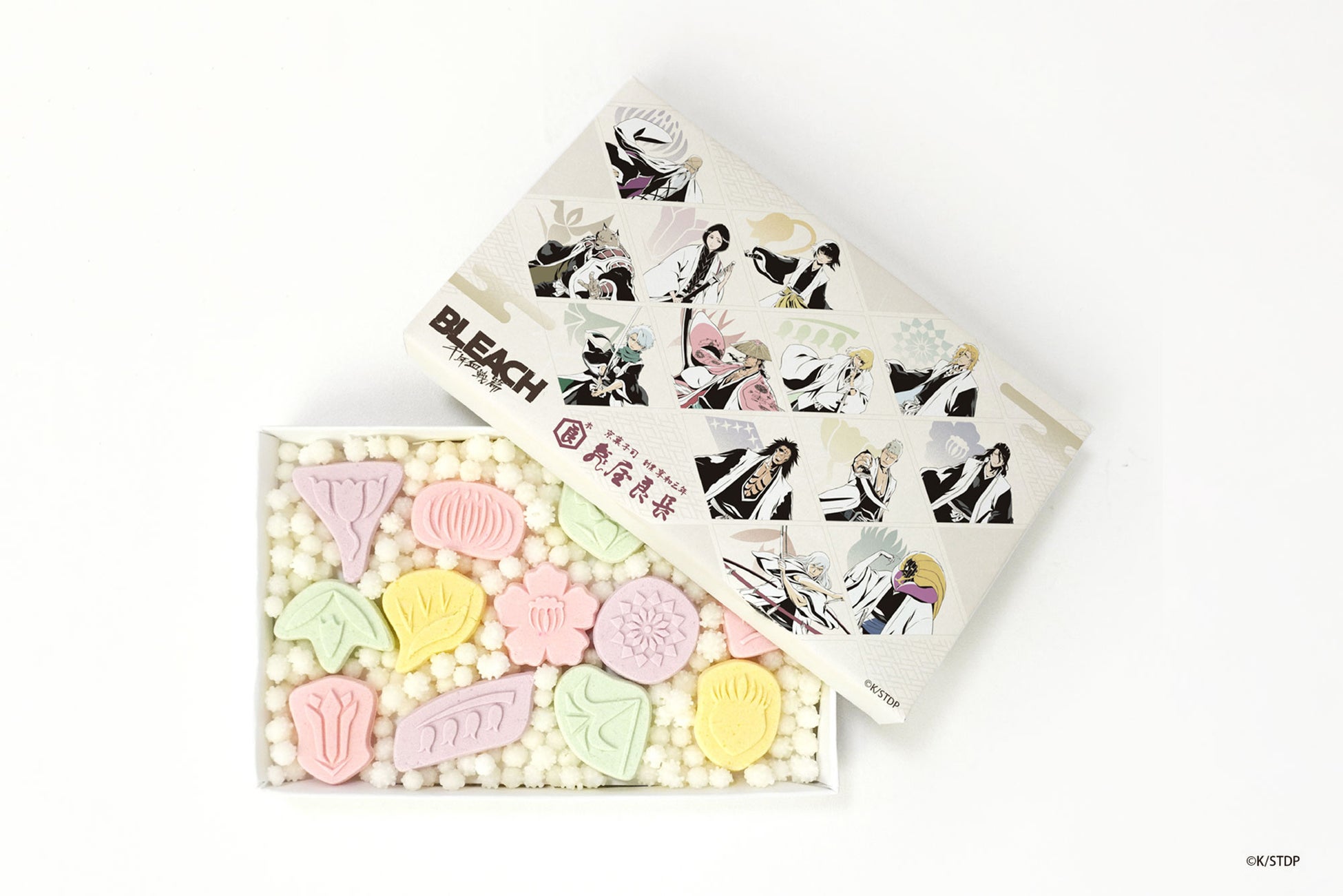 人気アニメ『BLEACH』と創業220年の亀屋良長の特別なコラボが実現 。作品を彩る13の隊花を、やさしい口どけの和三盆に映しました。