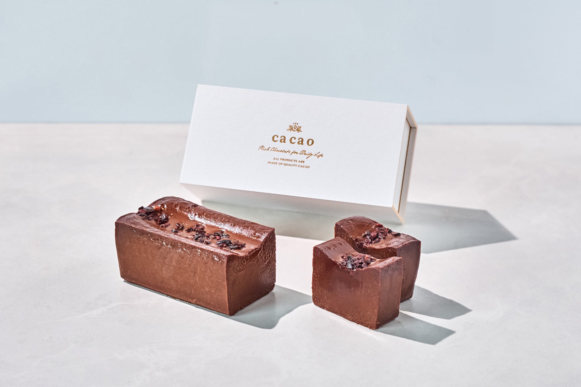 メゾンカカオ12周年を記念し、創業時の白箱をまとった生ガトーショコラが、鎌倉小町店限定で登場。