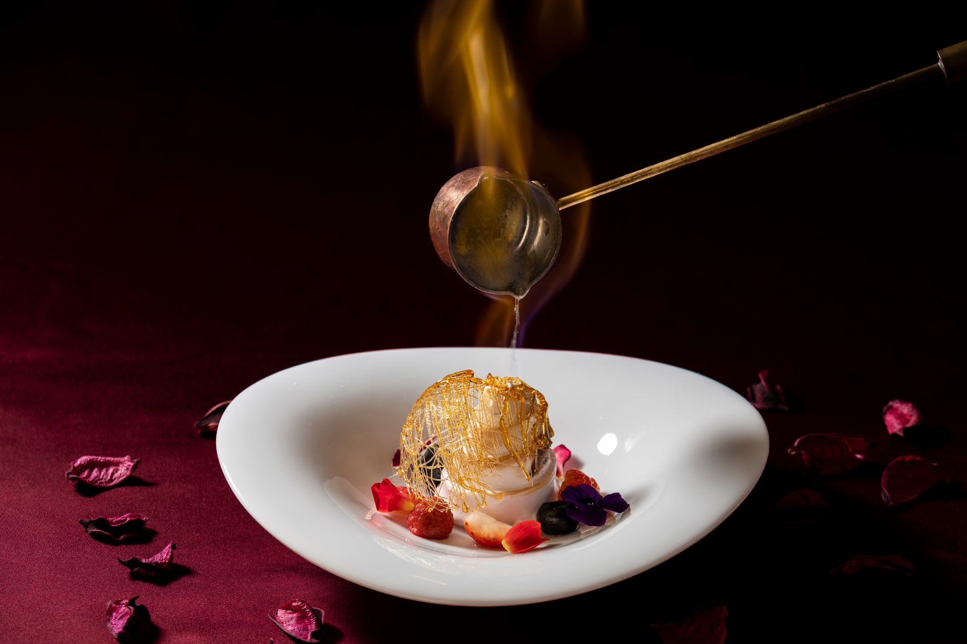 【母の日にフランベパフォーマンスのスイーツプレゼント】ディナーをご利用の女性のお客様限定でスペシャルディナースイーツをプレゼント | 沖縄・ラグナガーデンホテル