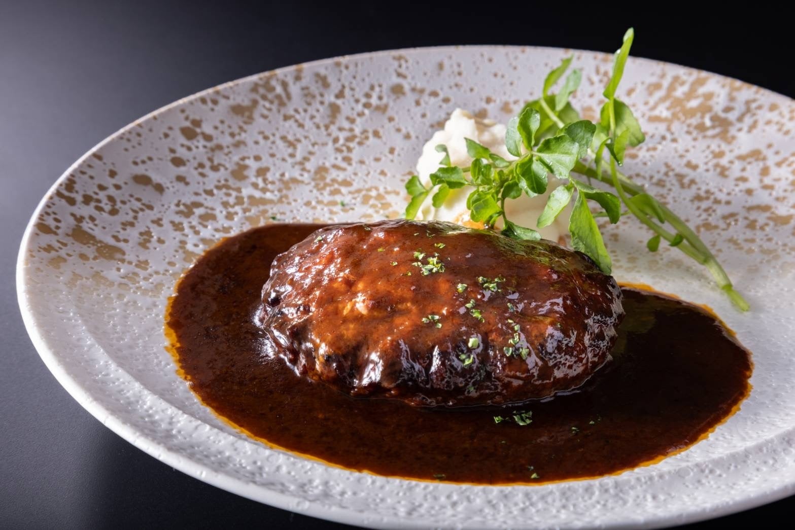 約70年の歴史と想いがつまったデミグラスソースが全国の食卓へ　神戸の老舗洋食「グリル一平」がハンバーグをオンラインで新発売！