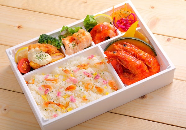 青空の下が、特等席。季節のおいしさをギュッと詰めました。大丸札幌店の春グルメ『春爛漫！サツエキ弁当』をご紹介！