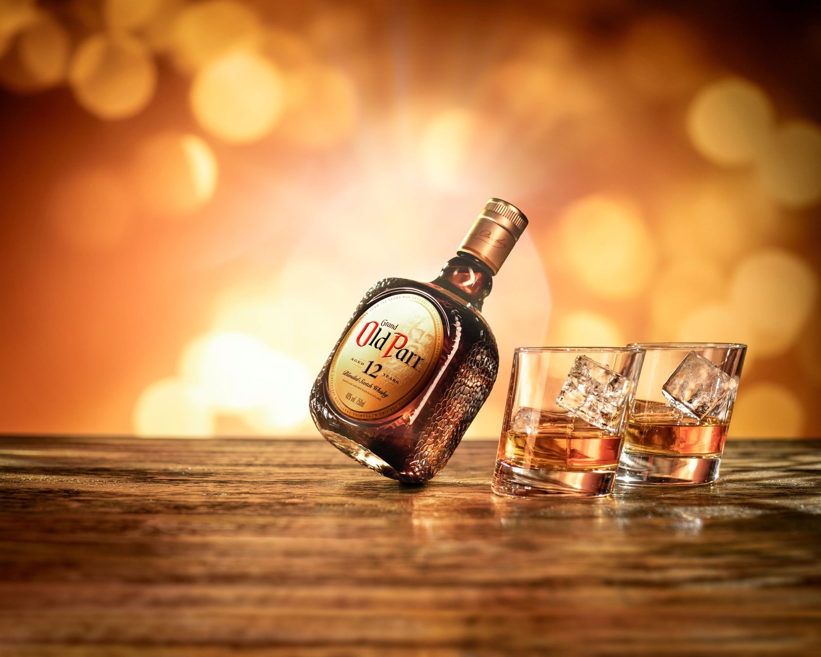 父の日に、オールドパーを囲んで語り合うひとときを「オールドパー 12年」「オールドパー シルバー」から『オールドパー 父の日 ギフトセット』5月16日（土）より順次発売