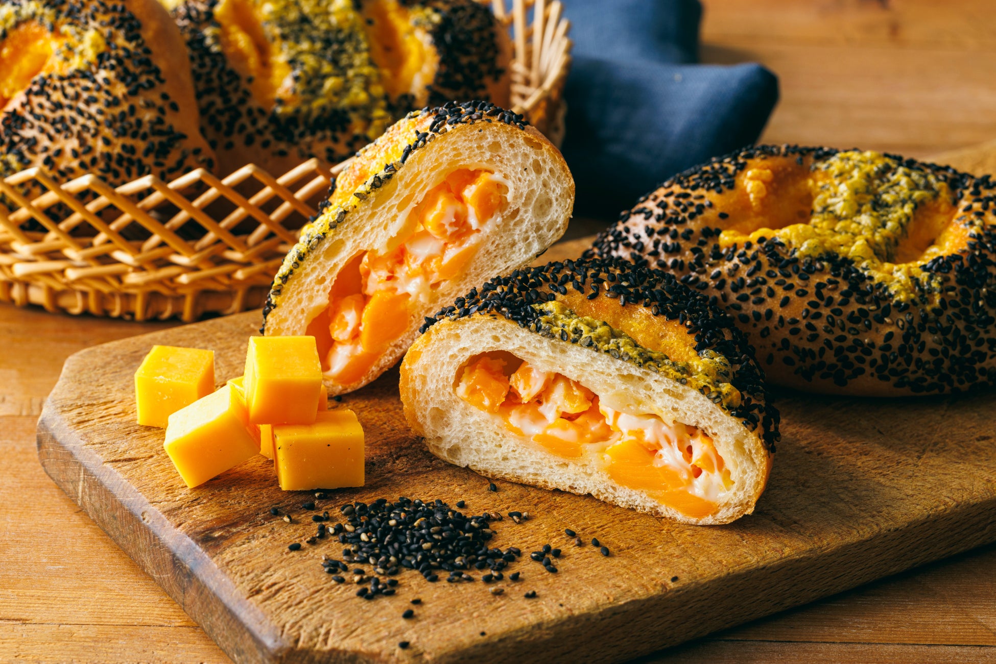 【木村屋總本店】＜新商品＞3種のチーズを贅沢に使用した「チーズとごまのパン」が登場！直営店にて5月1日発売