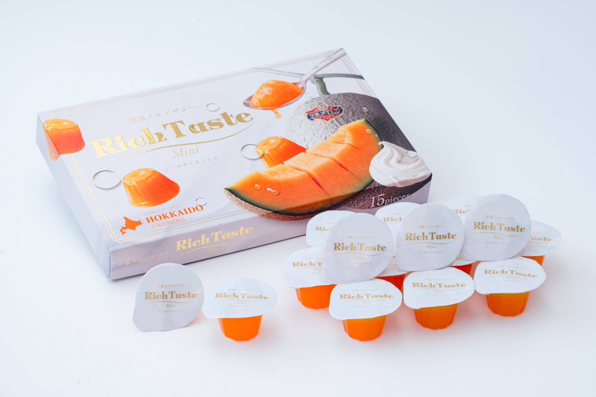 【北海道限定発売】一口で夕張メロンの“本物らしさ”を再現するミニ専用設計、40年の技術と想いを乗せた新商品「夕張メロンゼリー リッチテイストミニ」