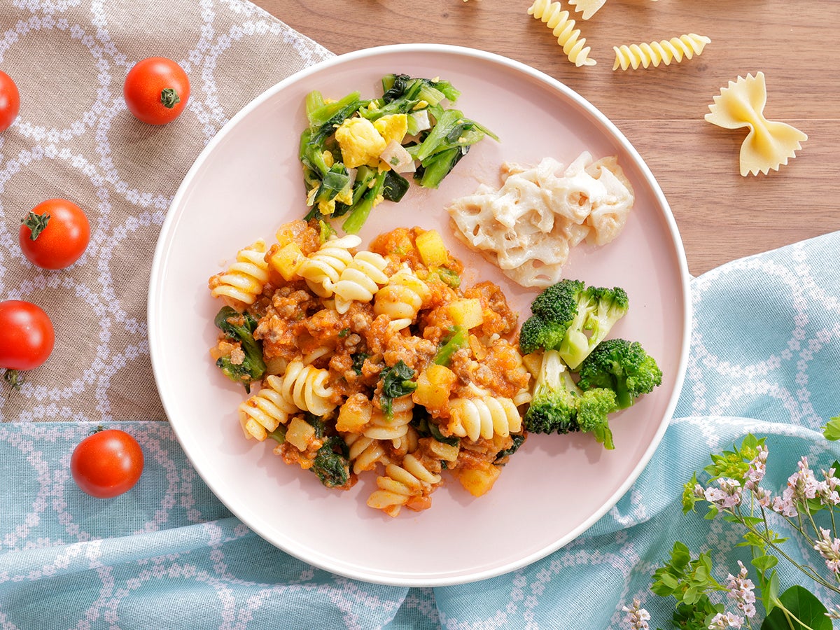 コク深い旨みとトマトのやさしい味わいが楽しめる「具沢山牛挽肉のデリパスタ」が4月27日（月）に新登場