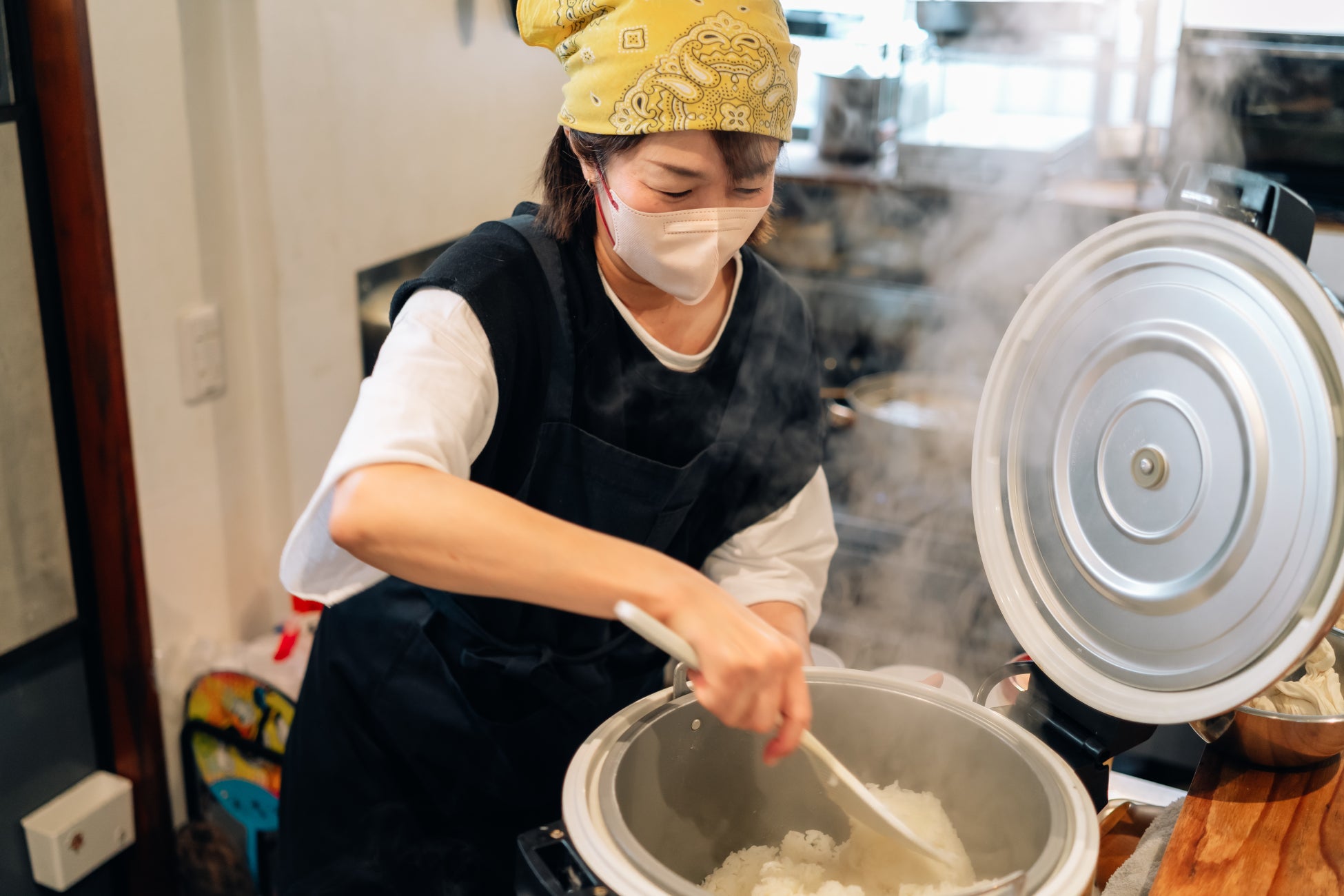 老舗菓子店・白十字、全店制服を刷新。 ユナイテッドアローズと共同開発し、“自分らしく働ける現場”へ