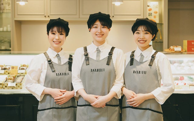 老舗菓子店・白十字、全店制服を刷新。 ユナイテッドアローズと共同開発し、“自分らしく働ける現場”へ