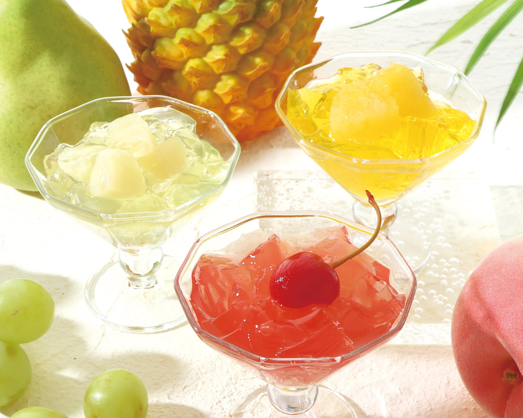 【セバスチャン・ブイエ】より、果実のみずみずしさを閉じ込めた夏の水菓子「ジュレ オ フリュイ」が登場。トロピカルな新作マカロンもラインナップに