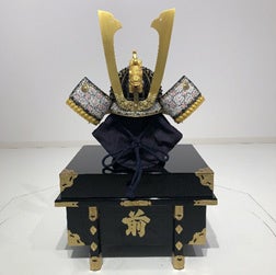 【ホテルメトロポリタン】「南の宝箱　鹿児島フェア」にて鹿児島県の兜を試着体験