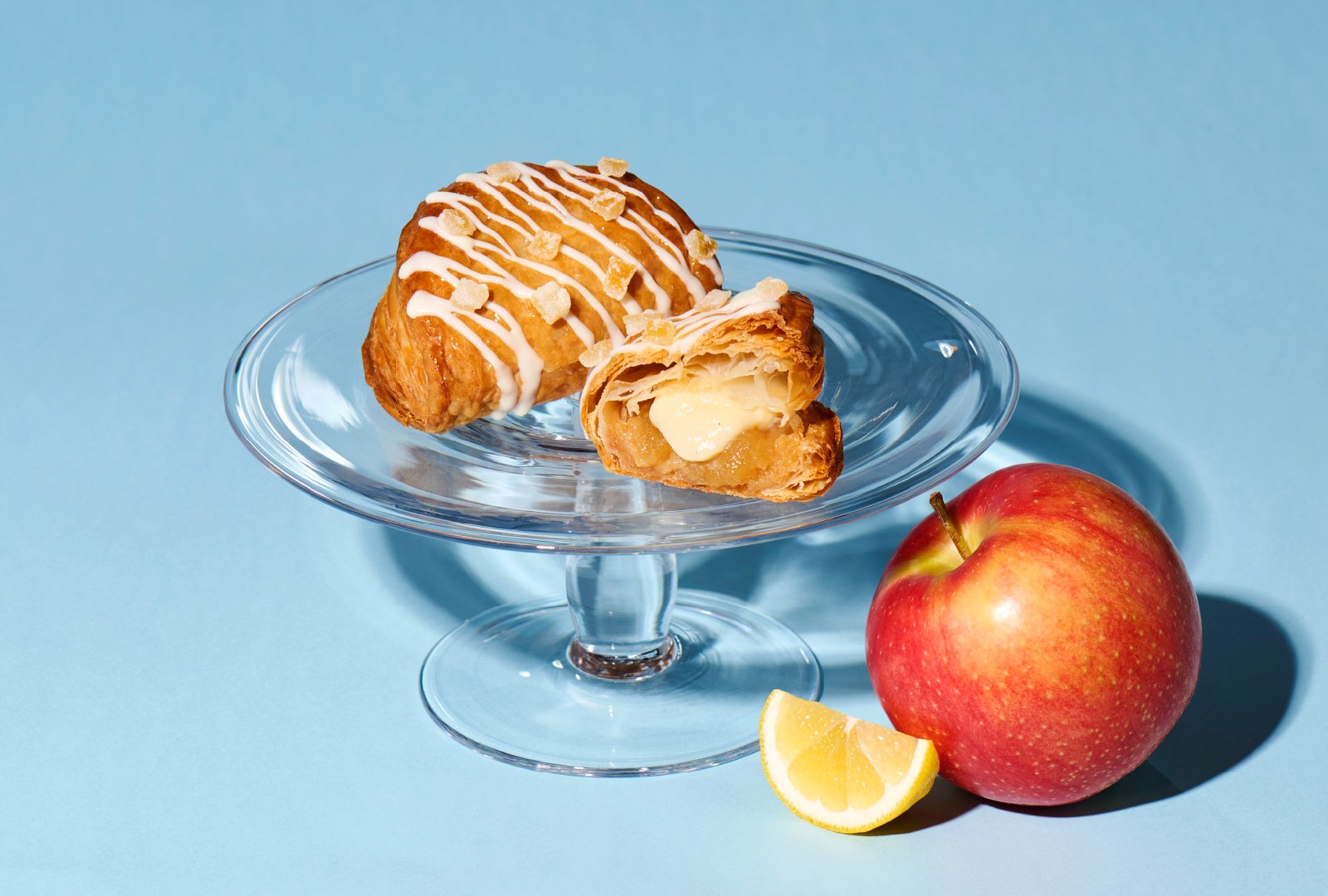 【レモンスイーツ】スッキリまろやか、初夏の黄金比！レモンの爽快感が広がる「焼きたてカスタードアップルパイ レモン」