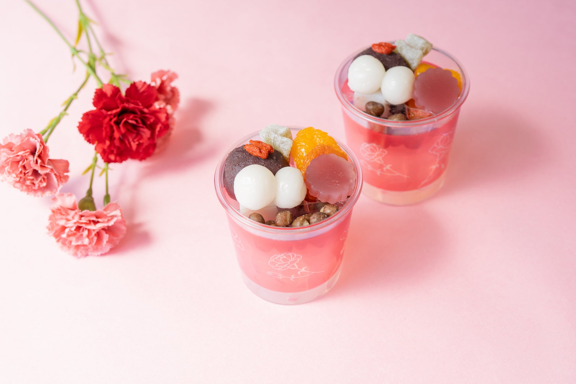 カーネーション型の苺羊羹を添えた「母の日あんみつ」を販売