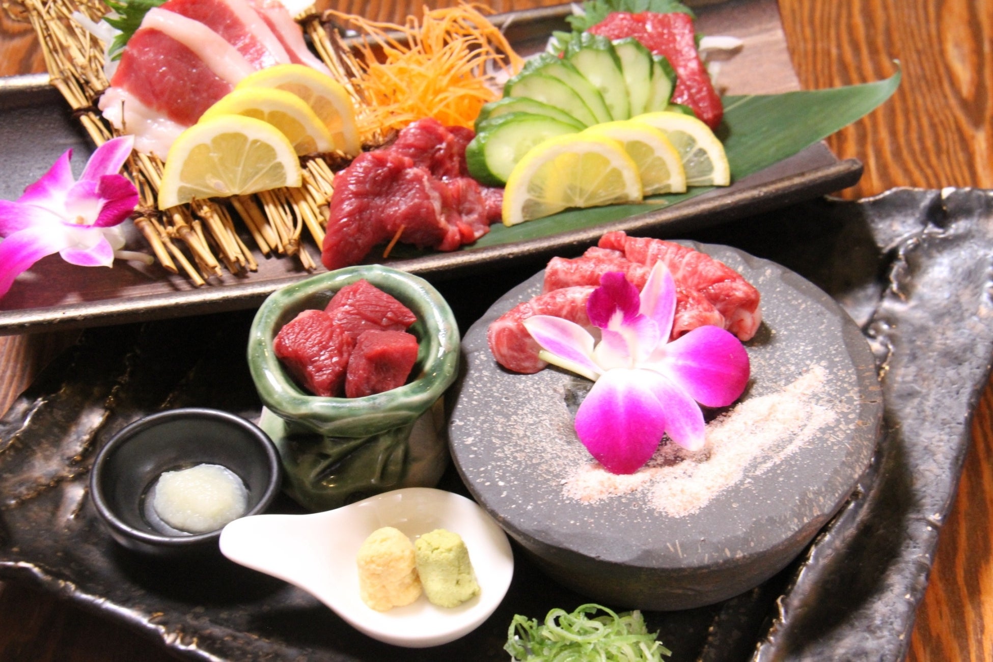 高級“生”馬刺し盛りが半額の 2,189円！今年のゴールデンウイークは物価高に対抗するご褒美肉！｜大衆馬肉酒場 馬王 堺筋本町店