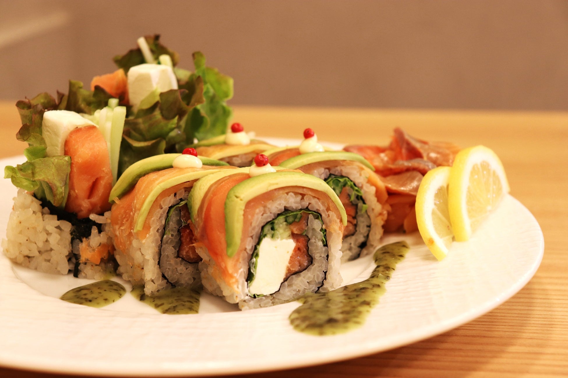 寿司なのにイタリアン！バジルで仕上げる新感覚ロールが登場｜すし酒場 にほんいち