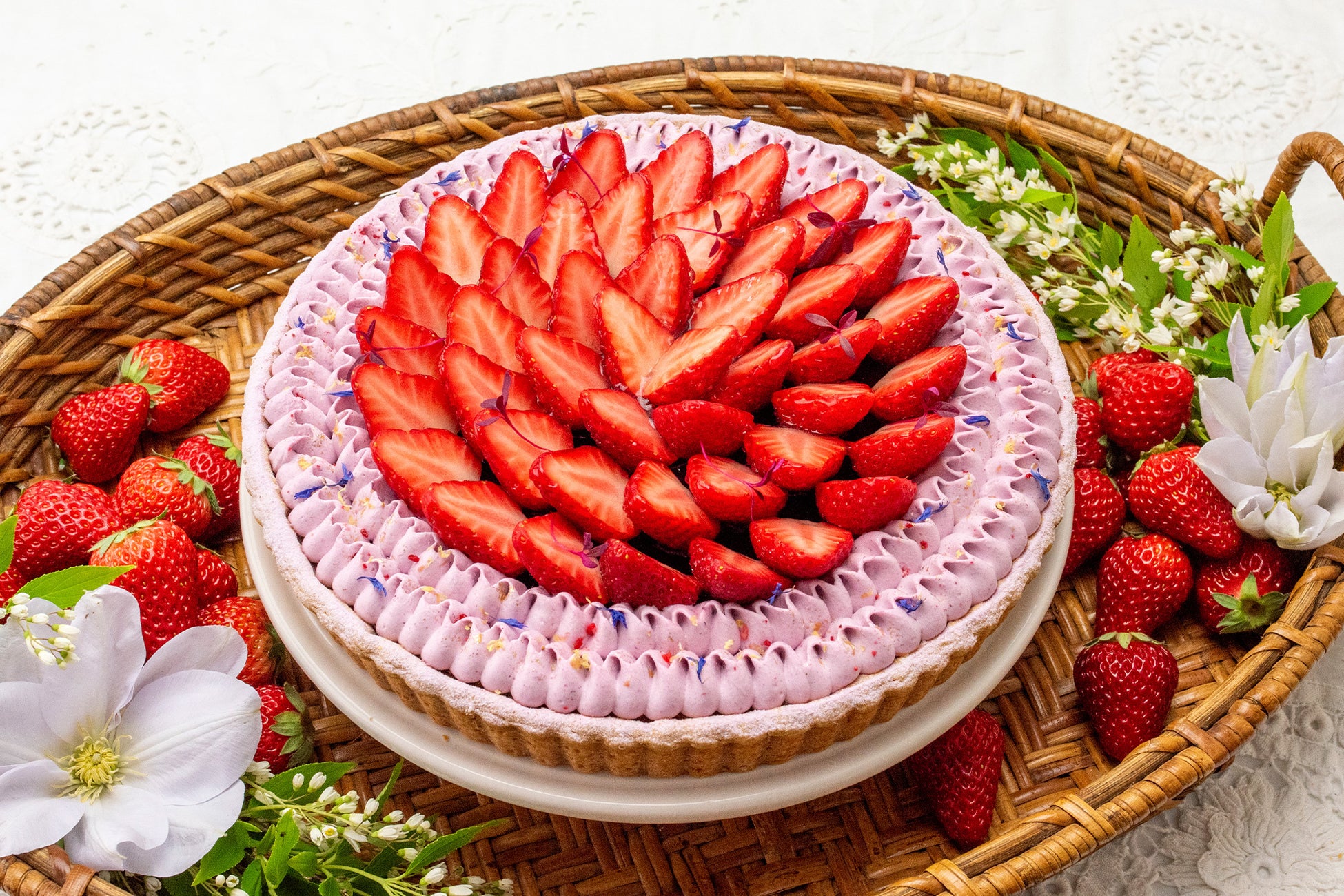 【キル フェ ボン】京に息づく雅と華やぎを映した、新作「イチゴとレモンのタルト ～葵彩 (あおい)～」