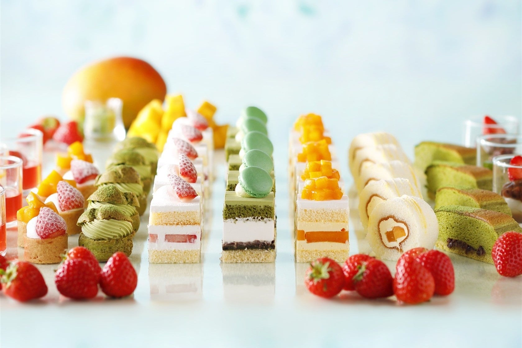 4種ショートケーキの食べ比べが叶う！いちご・抹茶・マンゴーと美食に満たされる初夏のご褒美ビュッフェ