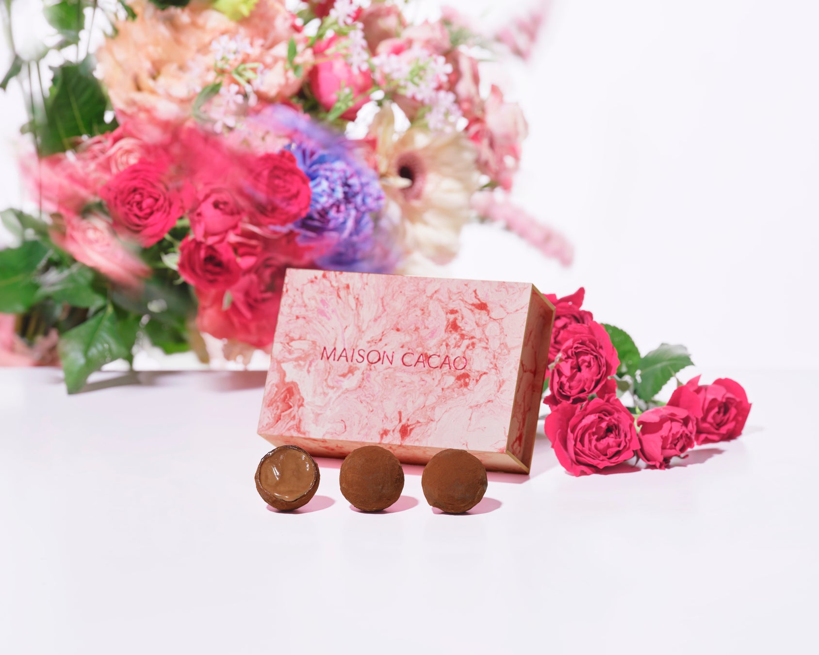 ひと口で、記憶に残る衝撃を。メゾンカカオのマスターピース【ショコラ・コキーユ】鎌倉本店・丸の内・横浜・オンラインショップ限定／5月は「薔薇」が登場