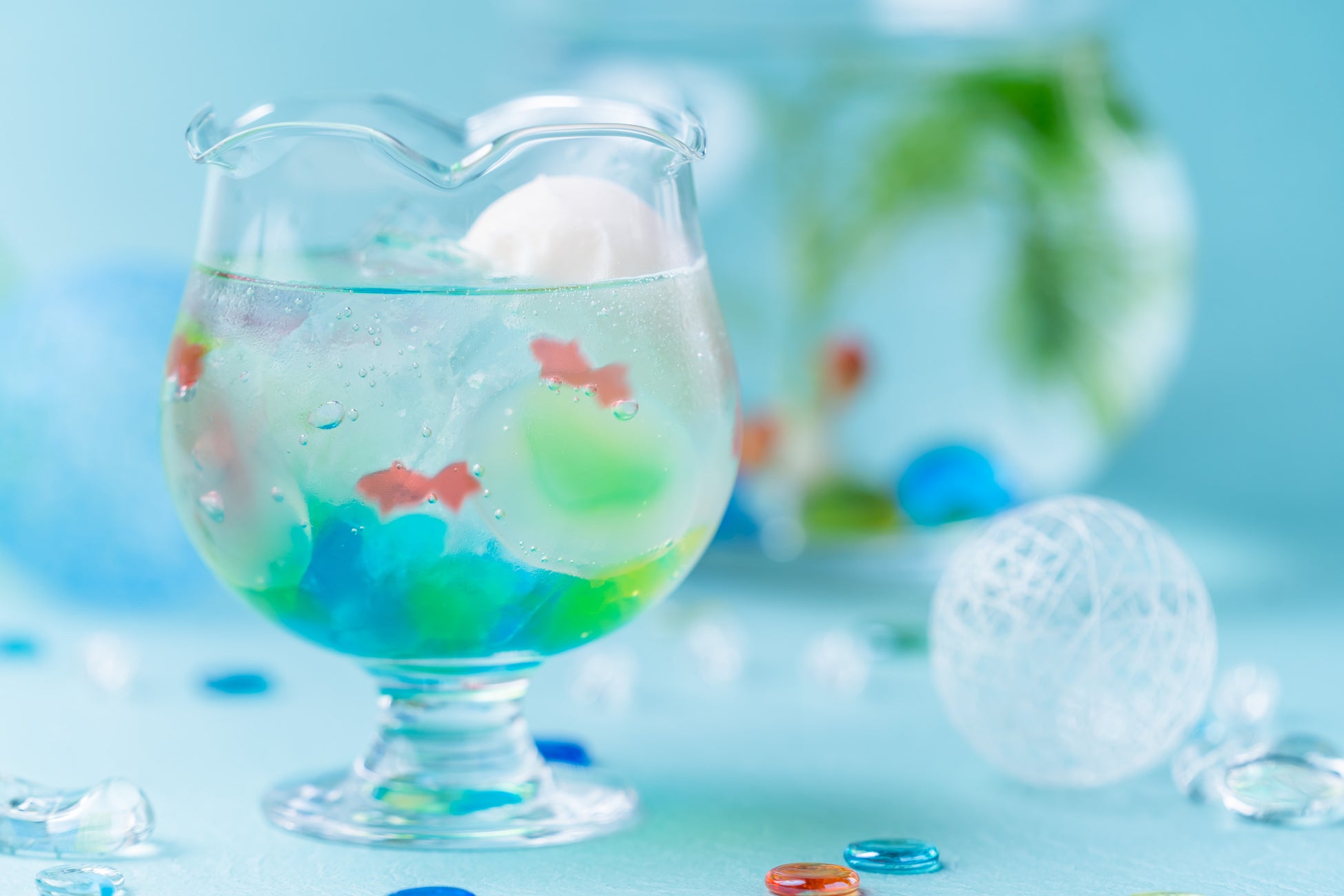 京都（祇園）のスイーツカフェ“吉祥菓寮”から、可愛らしい金魚が泳ぐ涼やかなグラススイーツ「彩りわらび-金魚鉢-」が5 月1 日（金）に夏季限定で新登場。
