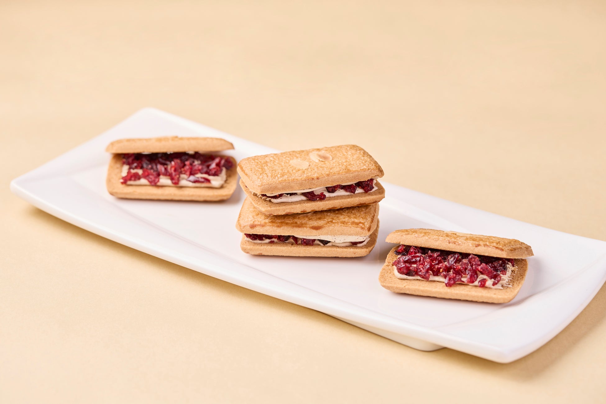 【自家製の紅茶シロップが決め手】ラムレーズンサンドでおなじみの鎌倉ウィッチが手掛ける季節限定フレーバー『セゾンウィッチ（紅茶クランベリー）』登場！