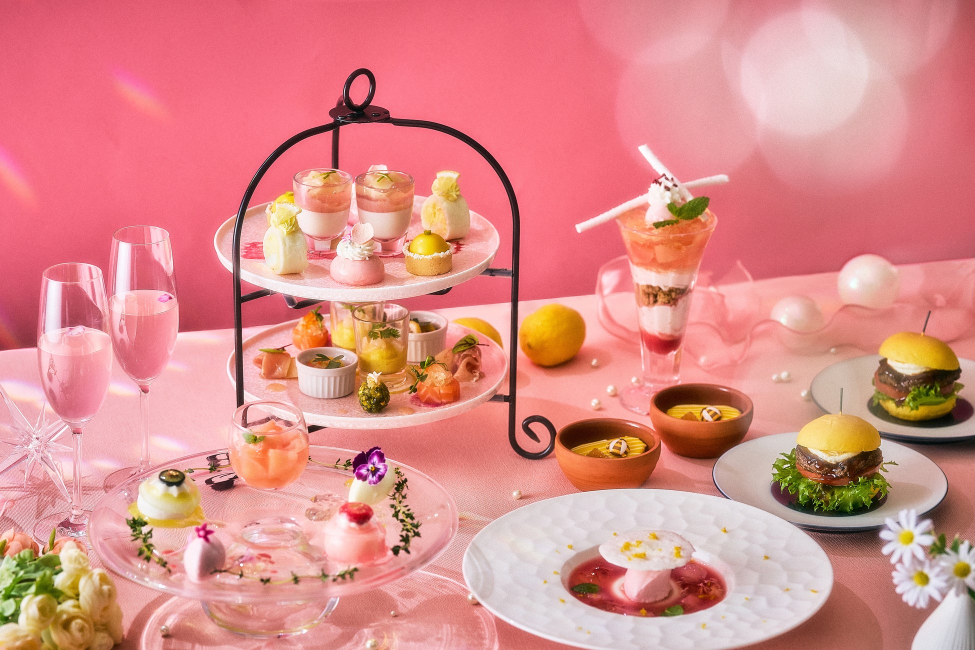 【品川プリンスホテル】“ひんやり”澄み渡る、夏の果実の贈り物『桃とレモンがきらめくサマーアフタヌーンティー』を販売