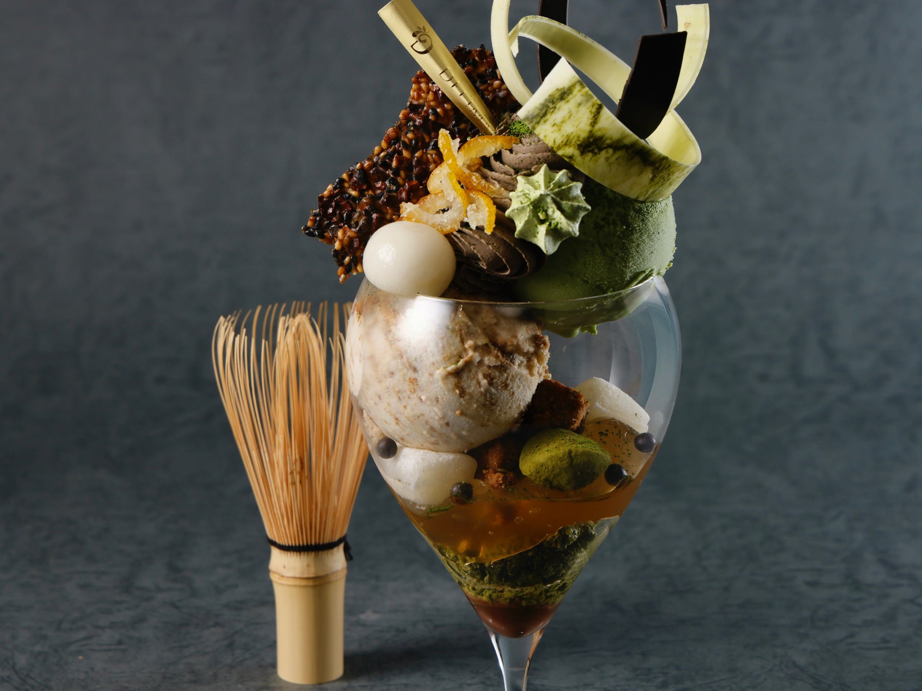 【デリーモ東京カフェ】超濃厚な“黒い”抹茶チョコレートを使用した限定抹茶パフェ『黒抹茶』大丸東京店にて販売