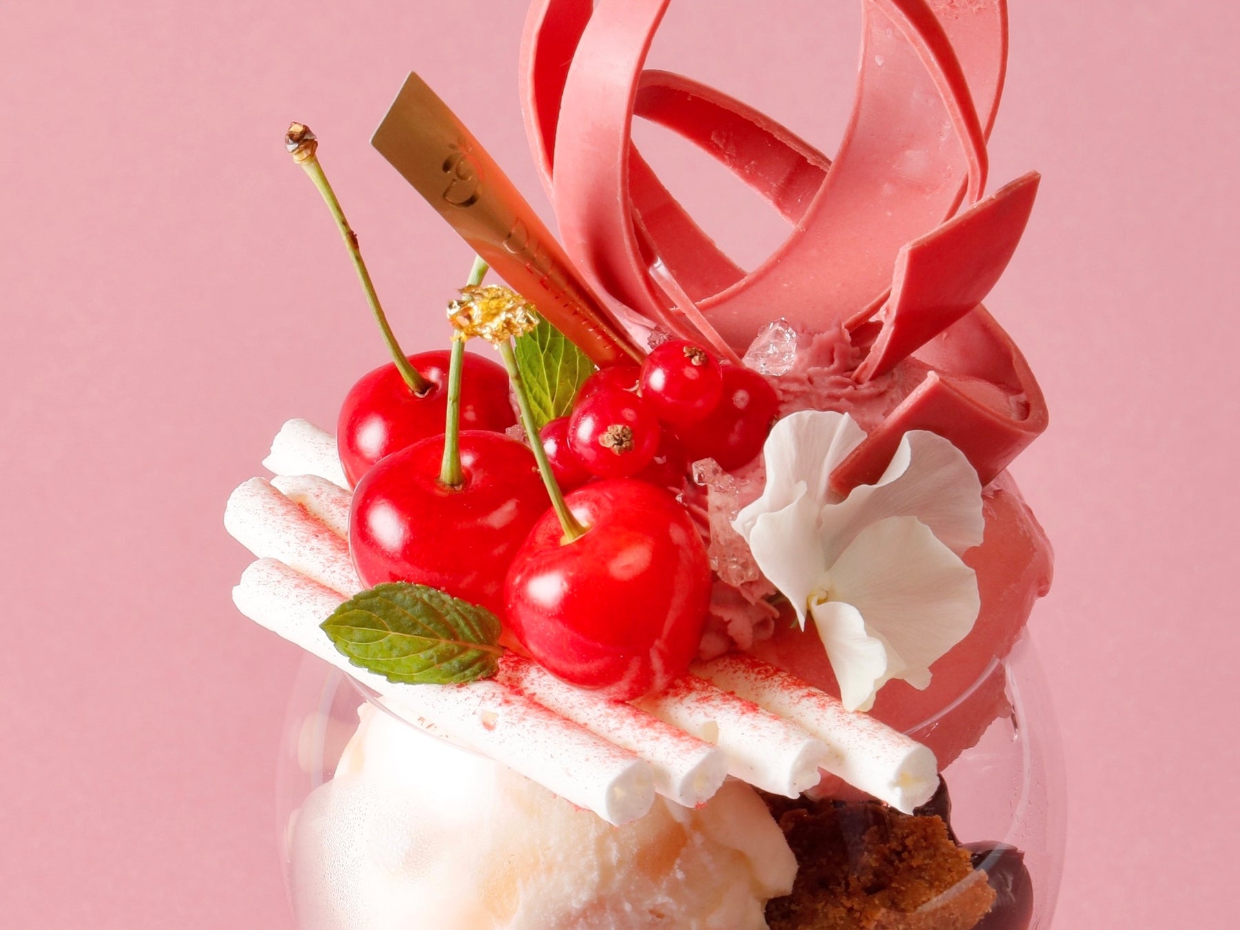 【デリーモ大丸東京店】フレッシュなさくらんぼとルビーチョコレートを組み合わせたピンク色の期間限定パフェ